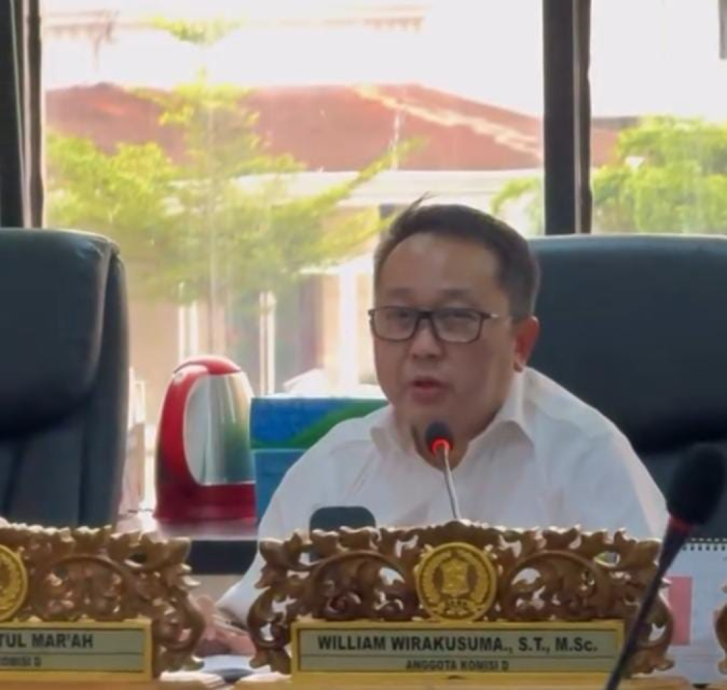 William Wirakusuma, memimpin rapat Pansus Raperda Pemajuan Kebudayaan untuk Kemajuan Surabaya