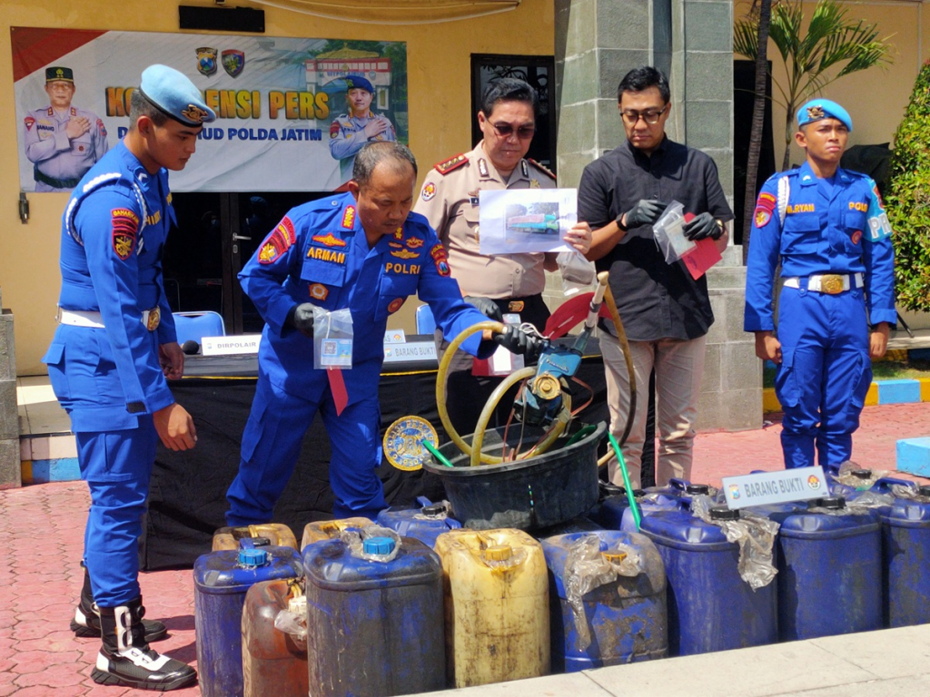 Ditpolaairud Polda Jatim mengamankan ratusan liter solar bersubsidi