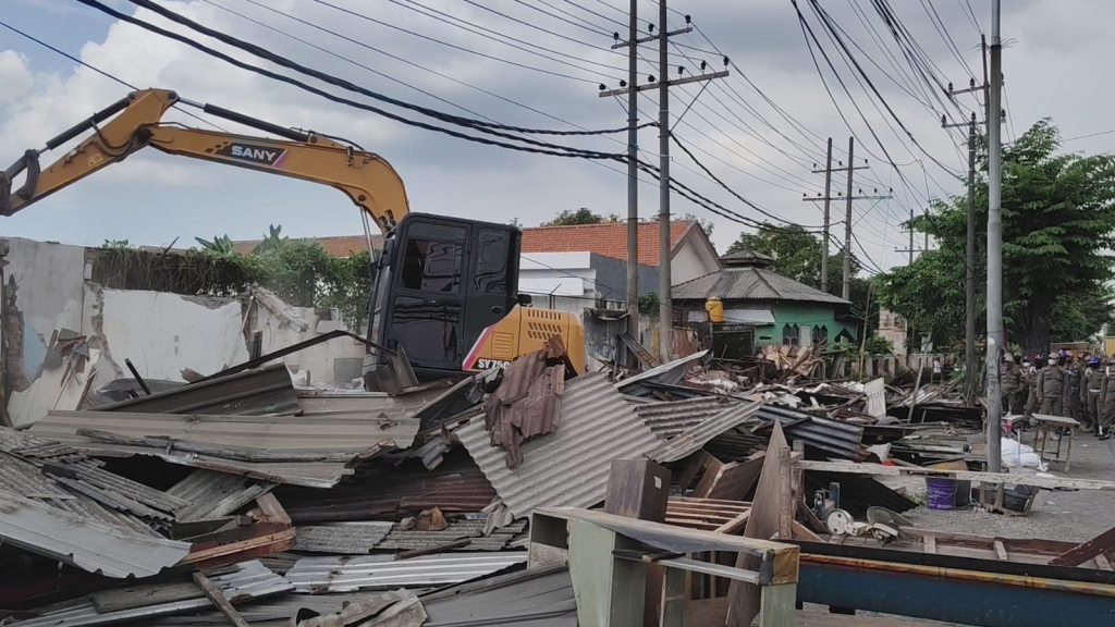 Alat berat merobohkan sejumlah bangunan liar di Gresik