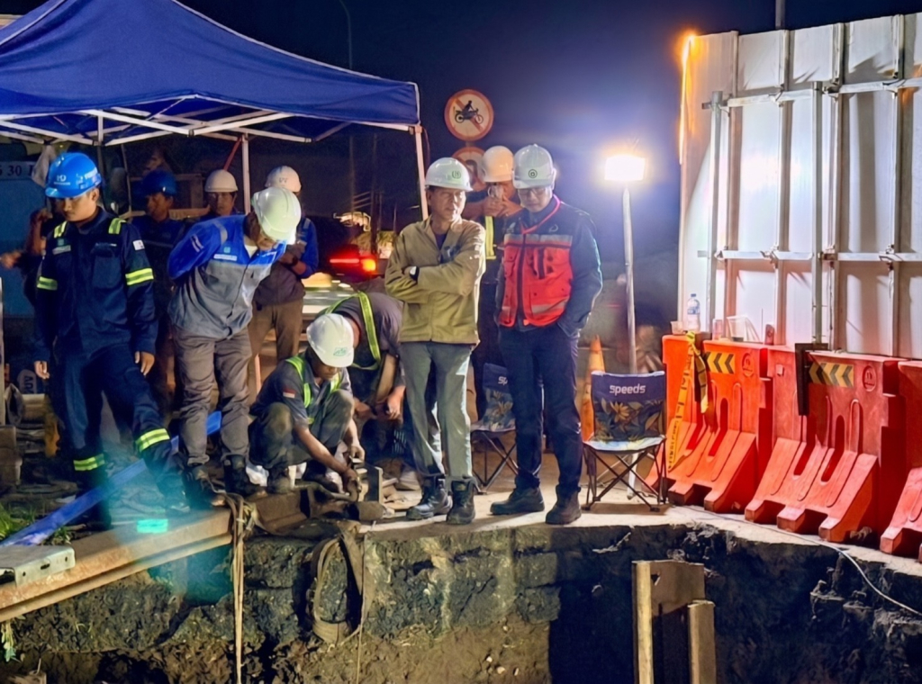 Perbaikan kebocoran pipa steel berdiameter 1500mm di Jalan Raya Taman L Dukuh Menanggal.