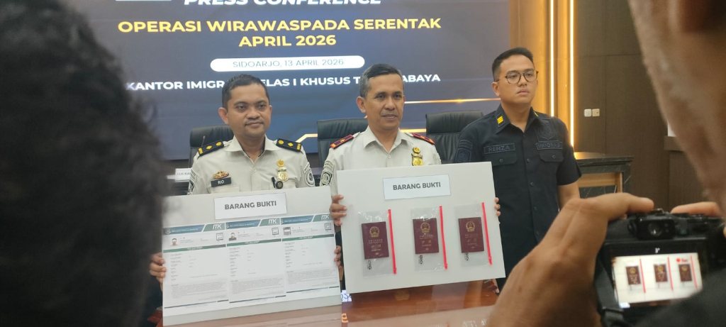 Kepala Kantor Imigrasi Kelas I Khusus TPI Surabaya, Agus Winarto menjelaskan kronologi penengakapan WNA asal Tiongkok