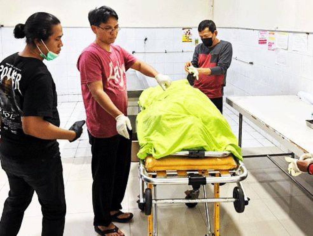 Dame Lumban Tobing (inisial TBG), warga Kavling Kamboja, Sei Pelunggut, Sagulung saat dievakuasi dan dilarikan ke rumah sakit terdekat untuk mendapatkan penanganan medis.