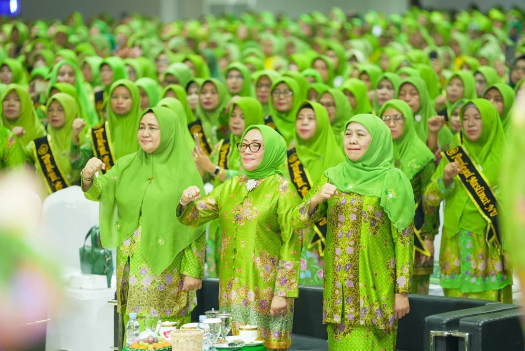 Ketua Umum Dewan Pembina PP Muslimat NU Khofifah Indar Parawansa mengukuhkan 400 paralegal Muslimat Nahdlatul Ulama se-Jawa Tengah di UTC Convention Hotel, Semarang