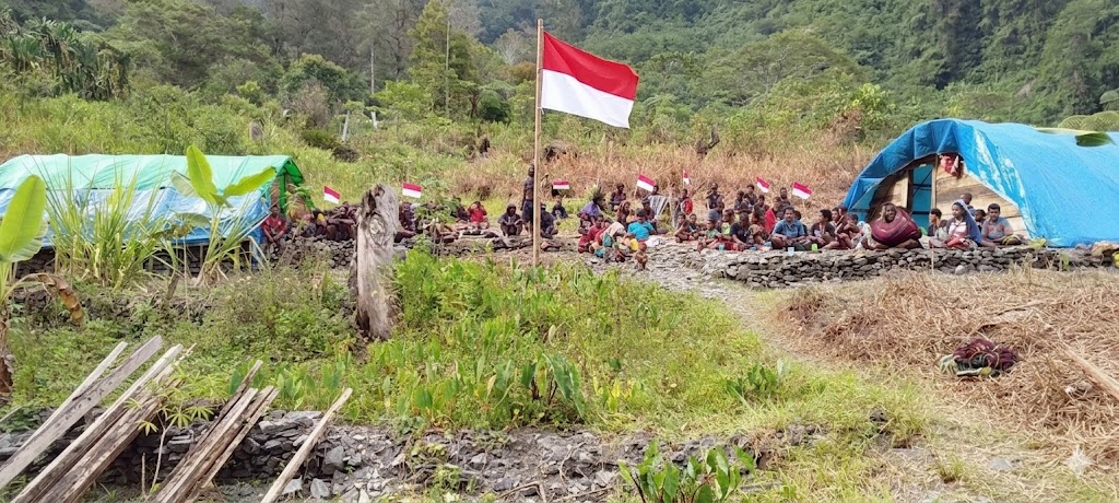 Warga Distrik Kembru kembali pulang dan kibarkan Bendera Merah Putih