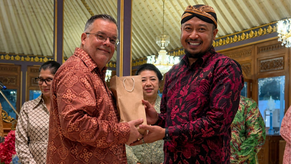 Duta Besar Chile untuk Indonesia, Mario Ignacio Artaza Loyola dan Sinuhun Paku Buwana XIV