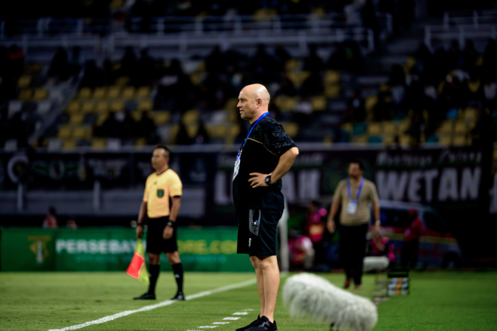Pelatih Persebaya, Bernardo Tavares, mengawasi pertandingan lawan Persita di tepi lapangan. (Persebaya.id)