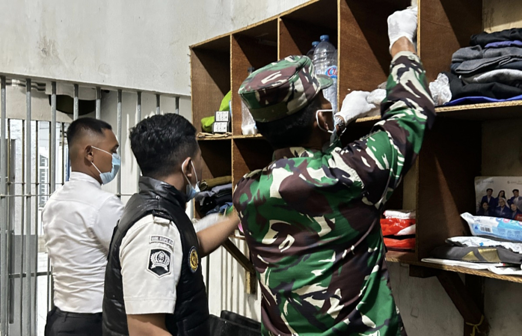 Petugas melakukan razia di Rutan Kelas II B Gresik