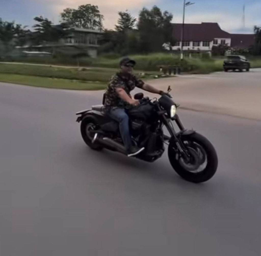 Viral! Ketua DPRD Kepri Iman Sutiawan Terciduk Kendarai Moge Tanpa Helm di Jalanan Batam