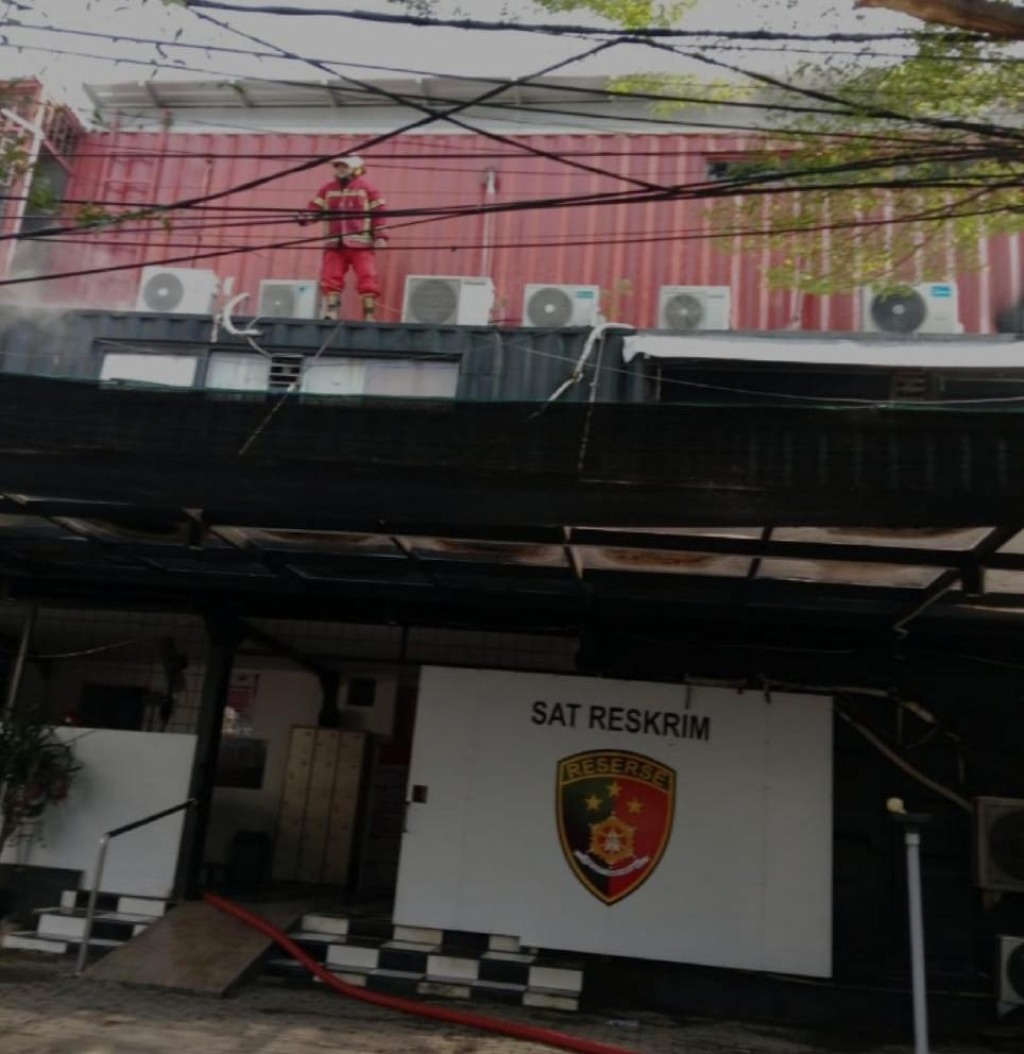 Petugas damkar saat melakukan penanganan kebakaran di Polres Pelabuhan Tanjung Perak. 