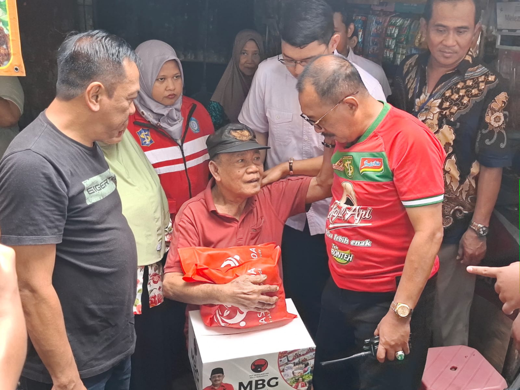 Wakil Wali Kota Surabaya Armuji didampingi Sekretaris Komisi A DPRD Surabaya Anas Karno membagikan sembako