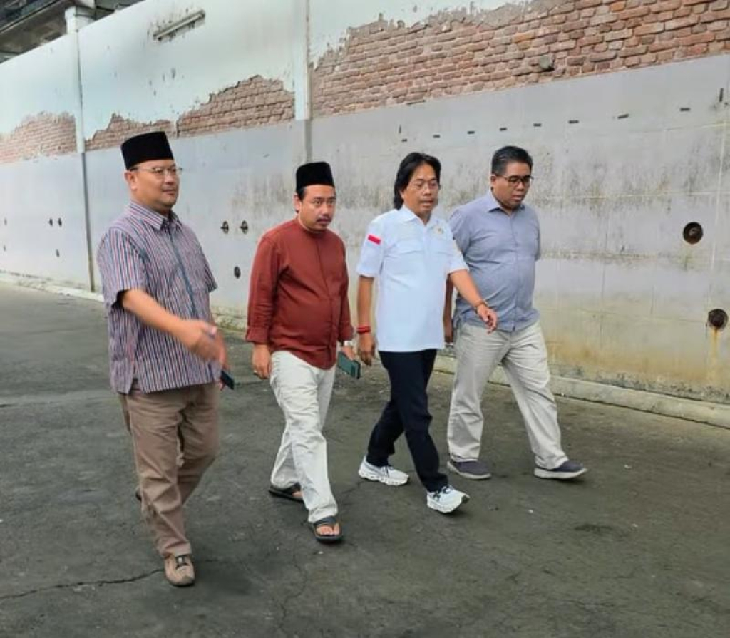 Budi Leksono saat lakukan pengecekan hewan kurban