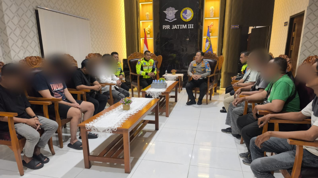 Satuan PJR Polda Jatim mengamankan empat pemuda yang kebut-kebutan di jalan tol.