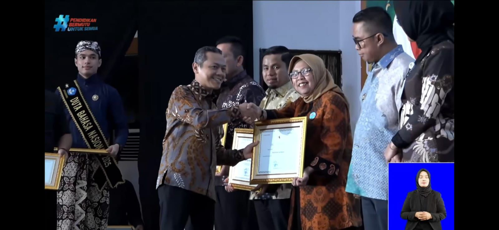 Pemkot Surabaya mendapat penghargaan nasional Revitalisasi Bahasa Daerah