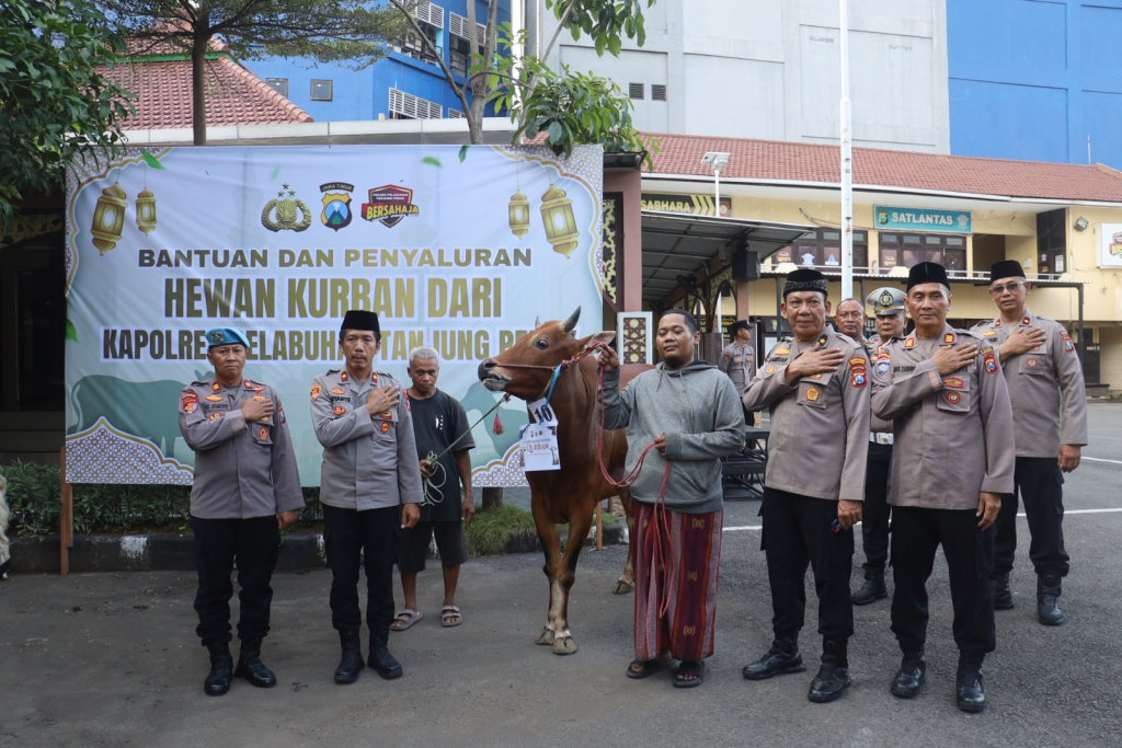 Polres Pelabuhan Tanjung Perak menggelar aksi sosial dengan menyalurkan hewan kurban kepada masyarakat.