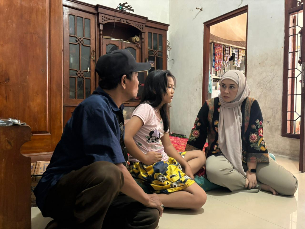 Ajeng Wira Wati mengunjungi korban keracunan menu MBG di Surabaya