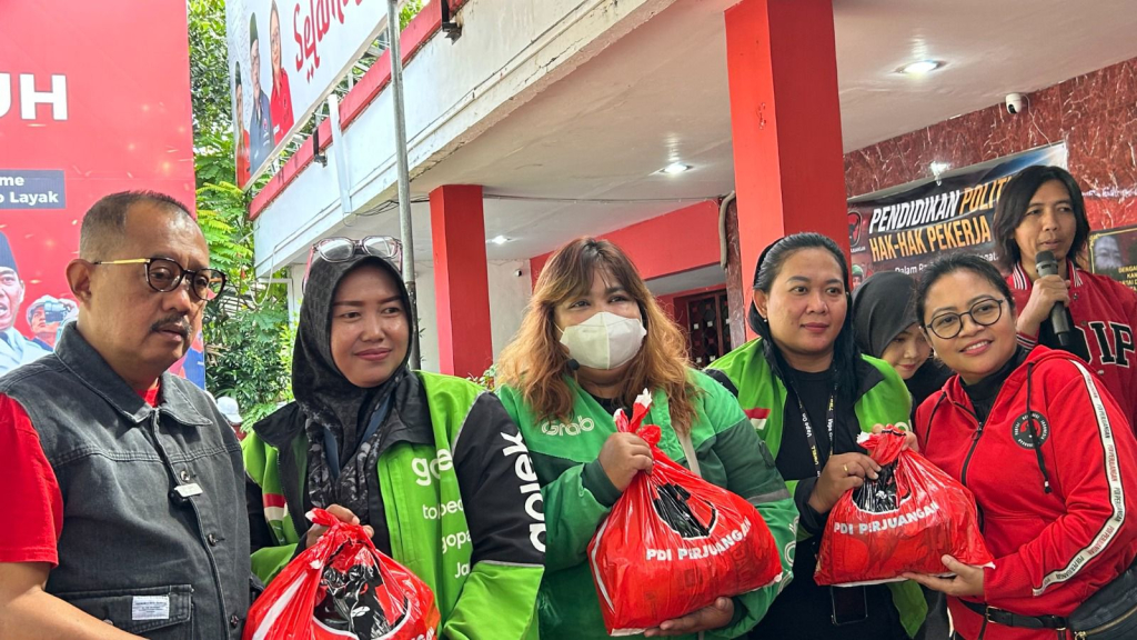 Ketua DPC PDIP Surabaya, Armuji bersama ojol perempuan