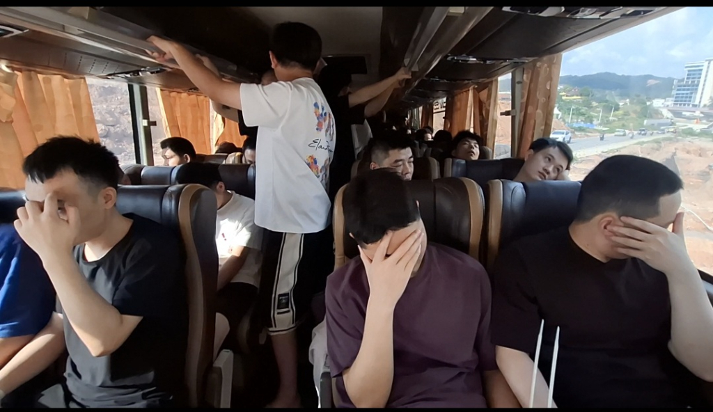 Ratusan WNA yang diamankan Imigrasi Batam di Apartemen Baloi View, Batam