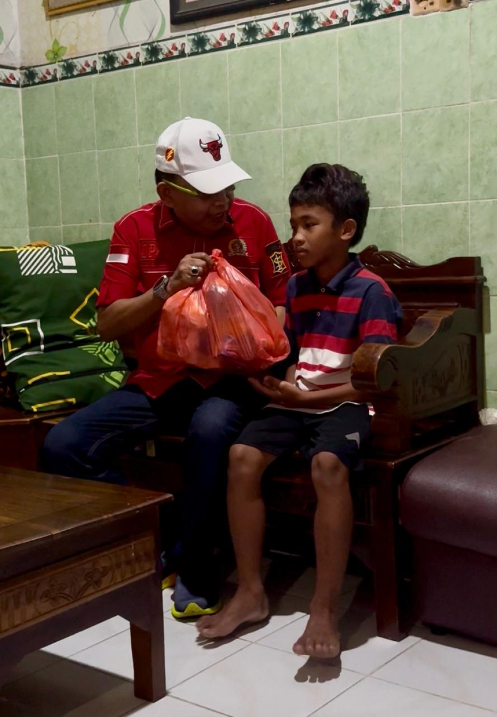 Tri Didik Adiono alias Didik Beldex, mengunjungi korban keracunan program MBG (Makanan Bergizi Gratis) di kawasan Tembok Dukuh
