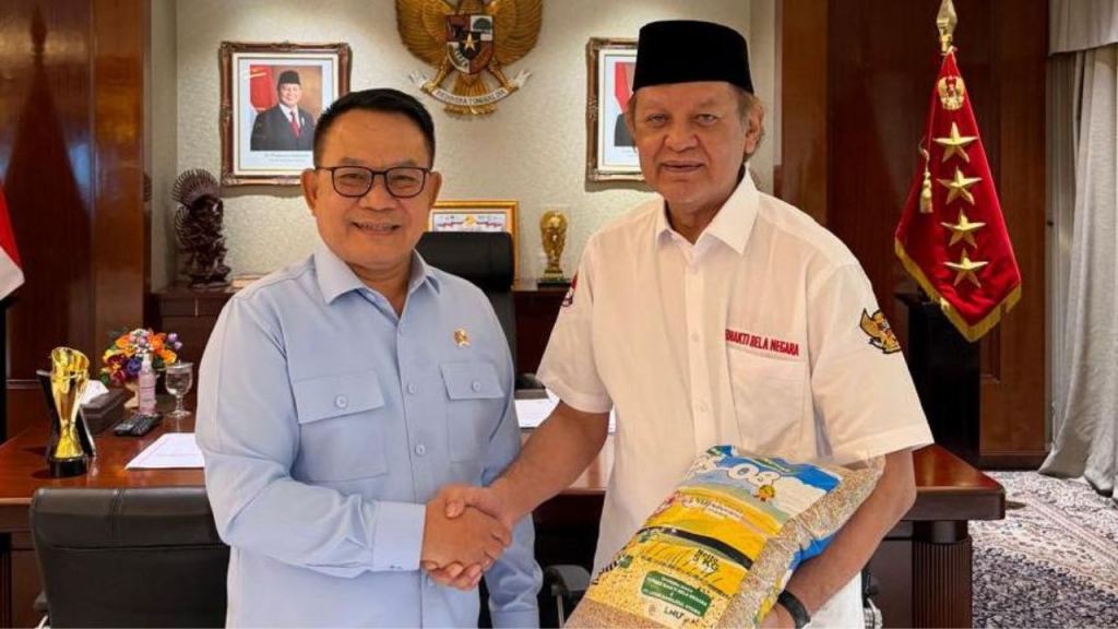 Ketua Yayasan Bhakti Bela Negara, Seno Adjie menyerahkan bibit padi unggul organik PS08 kepada Kepala Staf Kepresidenan Dudung Abdurachman di Kantor Staf Presiden, Jakarta, Rabu (13/5/2026)