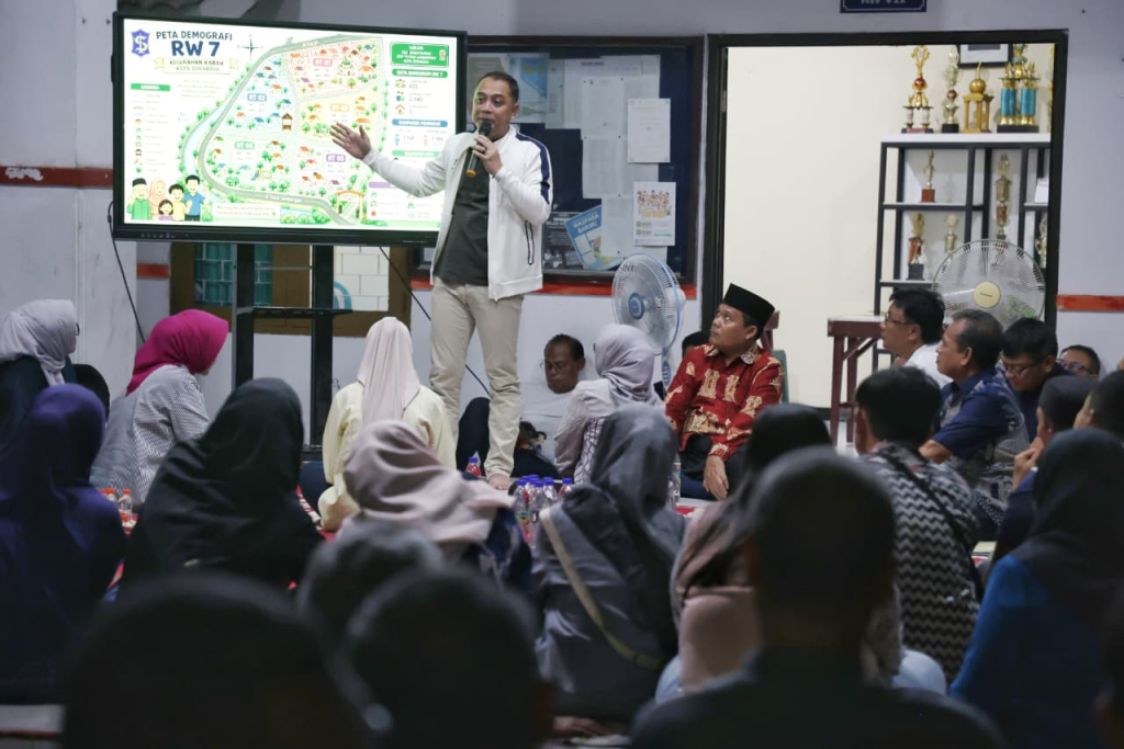 Wali Kota Eri Cahyadi di Balai RW 7 Kelurahan Karah, Kecamatan Jambangan