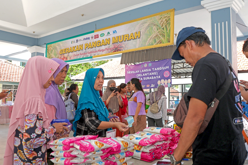 Gerakan Pasar Murah (GPM) di Kantor Kelurahan Lidah Wetan, Kecamatan Lakarsantri, Surabaya
