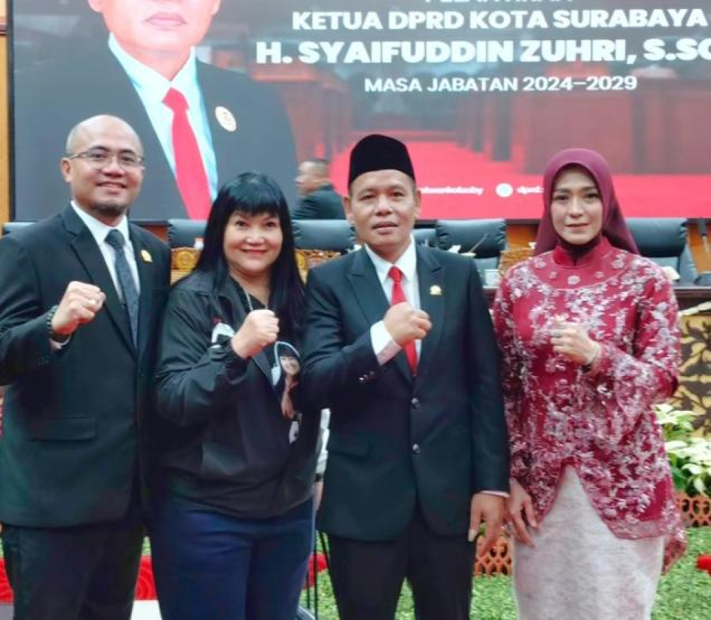 Syaifuddin Zuhri (dua dari kanan) resmi jabat Ketua DPRD Surabaya
