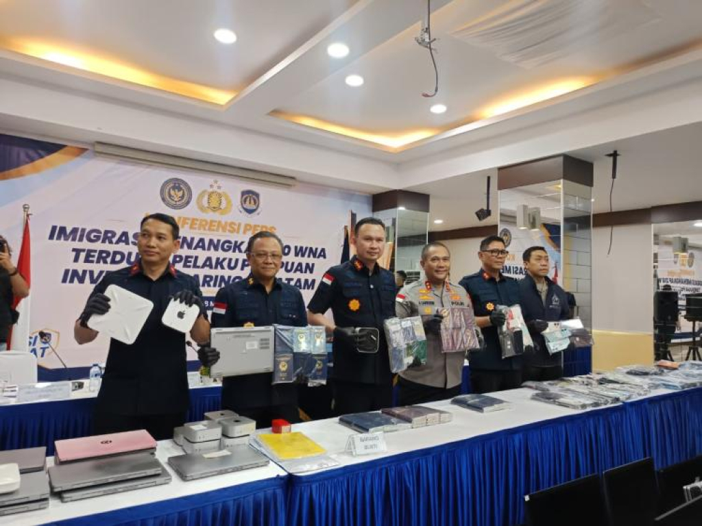 Kapolda Kepri, Irjen Pol Asep Safrudin; Kepala Kanwil Imigrasi Kepri, Guntur Sahat Hamonangan; dan Sekretaris NCB Interpol Indonesia Divhubinter Polri, Untung Widyatmoko saat konfrensi pers