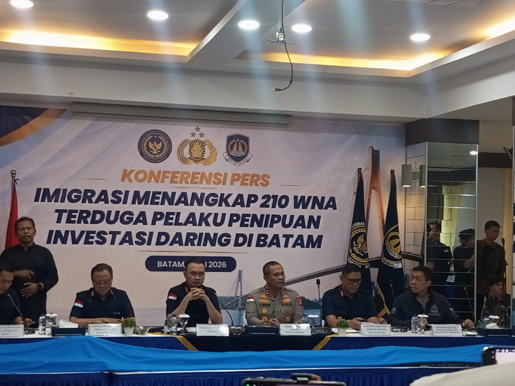 Imigrasi mengamankan 210 WNA yang diduga terlibat jaringan penipuan investasi daring (scam trading)