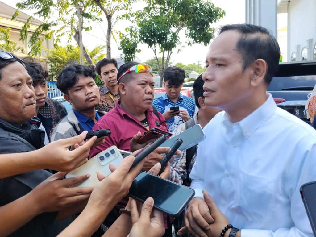 Syaifuddin Zuhri memberikan keterangan kepada awak media