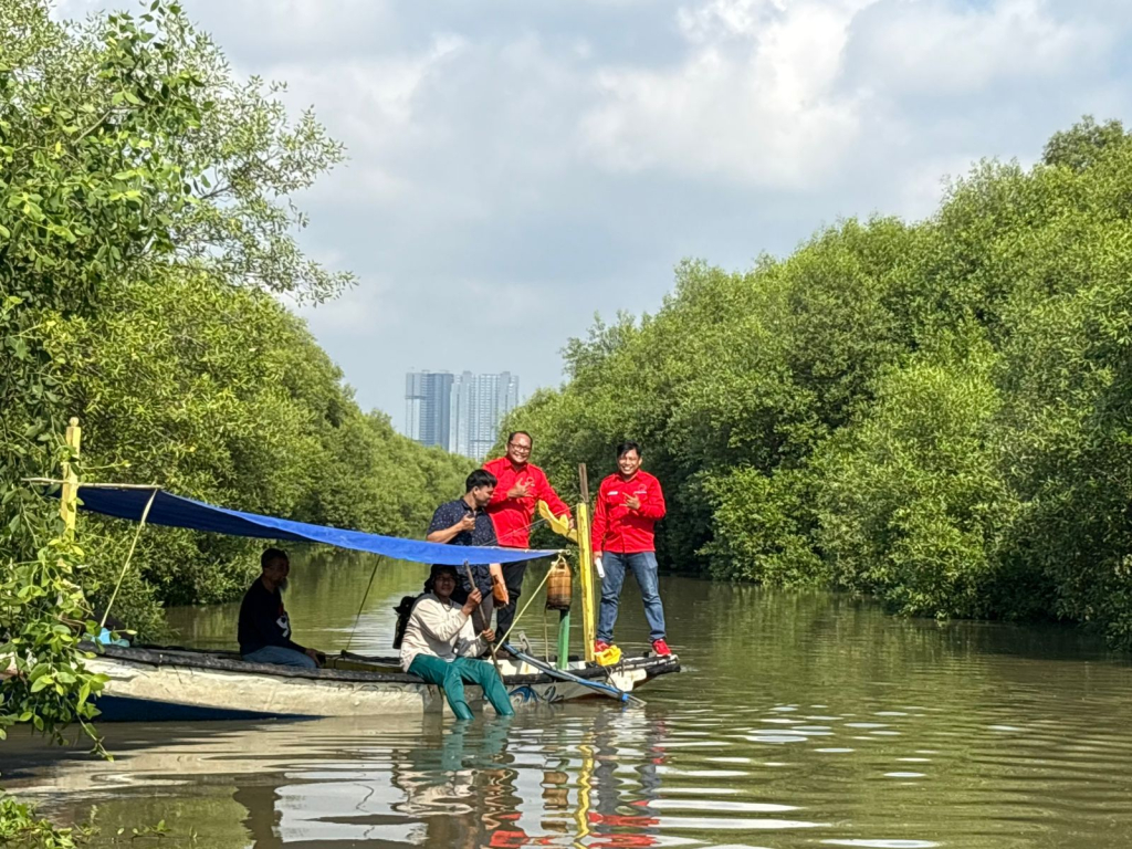 Penyisiran kawasan hutan mangrove dan pesisir di wilayah Kecamatan Bulak, Pantai Ria Kenjeran, hingga kawasan Keputih