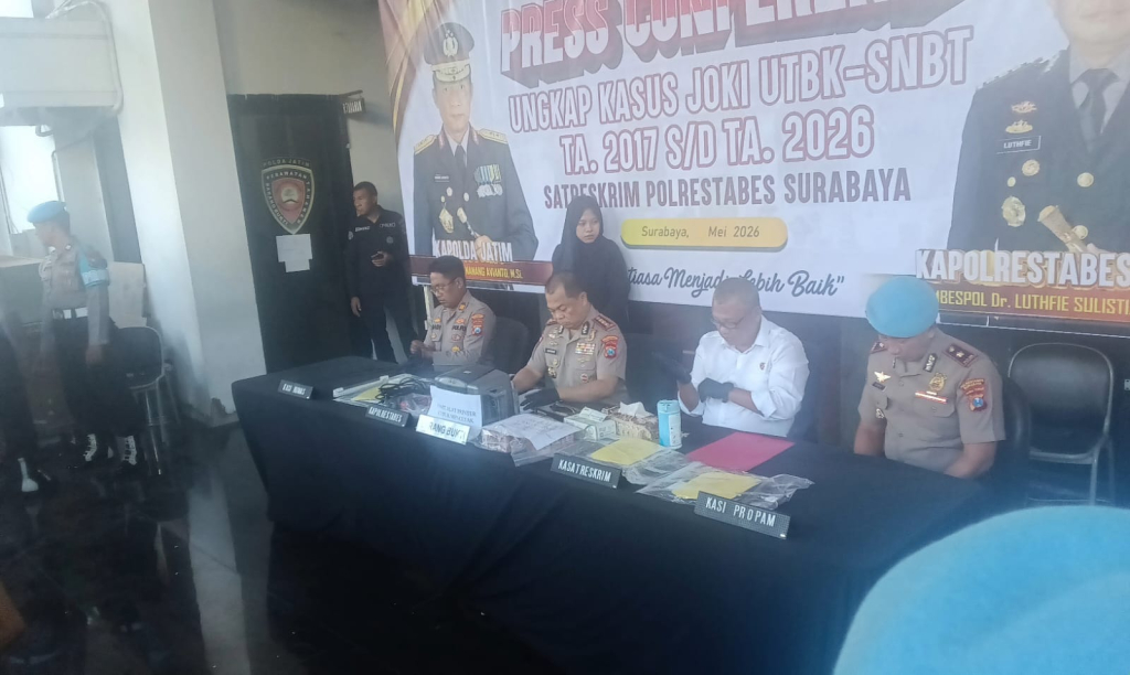 Kapolrestabes Surabaya Kombes Pol Luthfi Sulistiawan merilis kasus joki UTBK