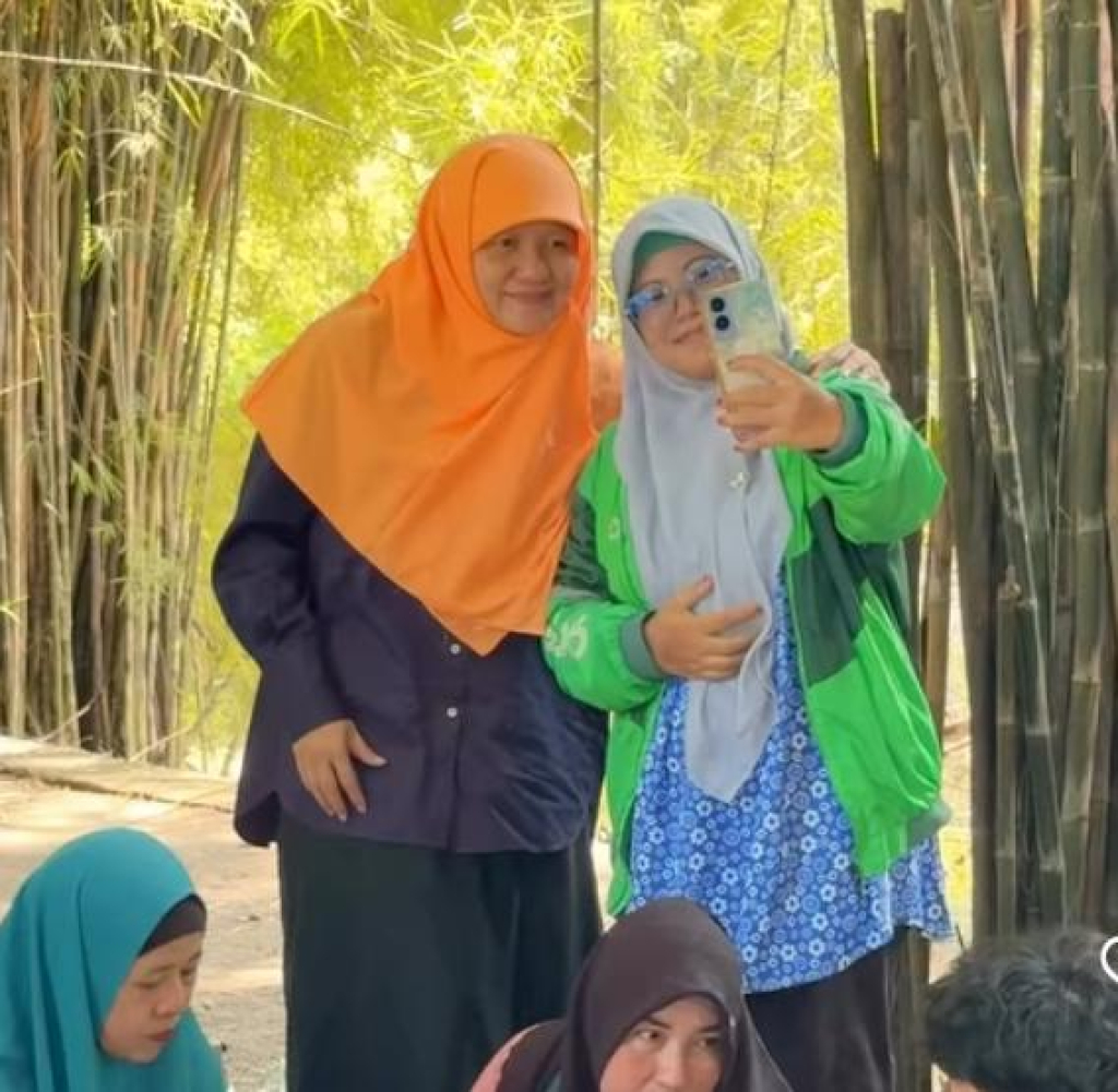 Anggota DPR RI Fraksi PKS, Reni Astuti, merayakan Milad ke-24 PKS bersama driver ojol