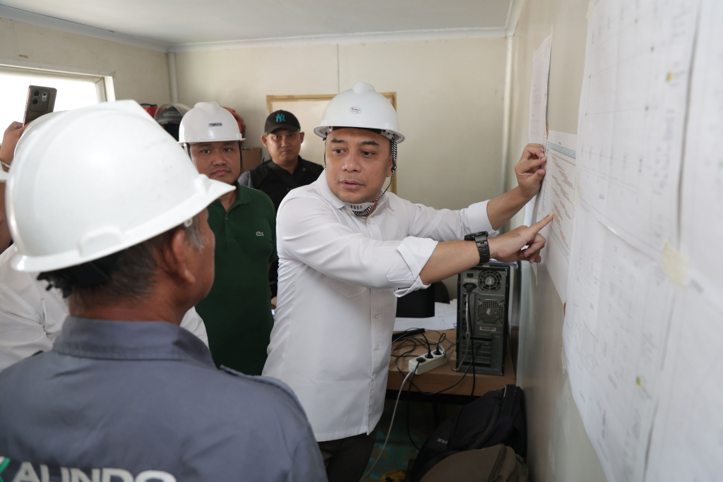 Eri Cahyadi melakukan inspeksi mendadak (sidak) proyek revitalisasi Pasar Keputran Selatan, Selasa (12/5/2026)