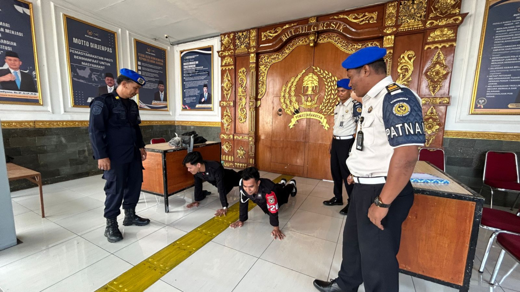 Satops Patnal menghukum petugas yang tak rapi dalam bertugas