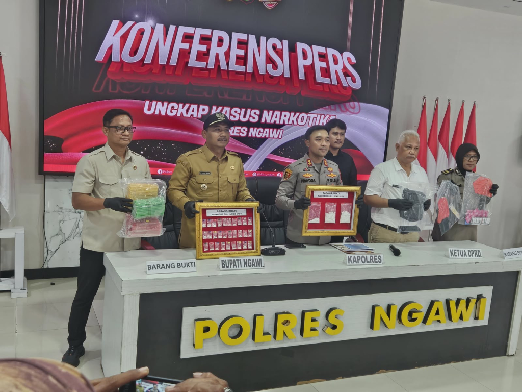 Polisi menunjukan barang bukti sabu-sabu