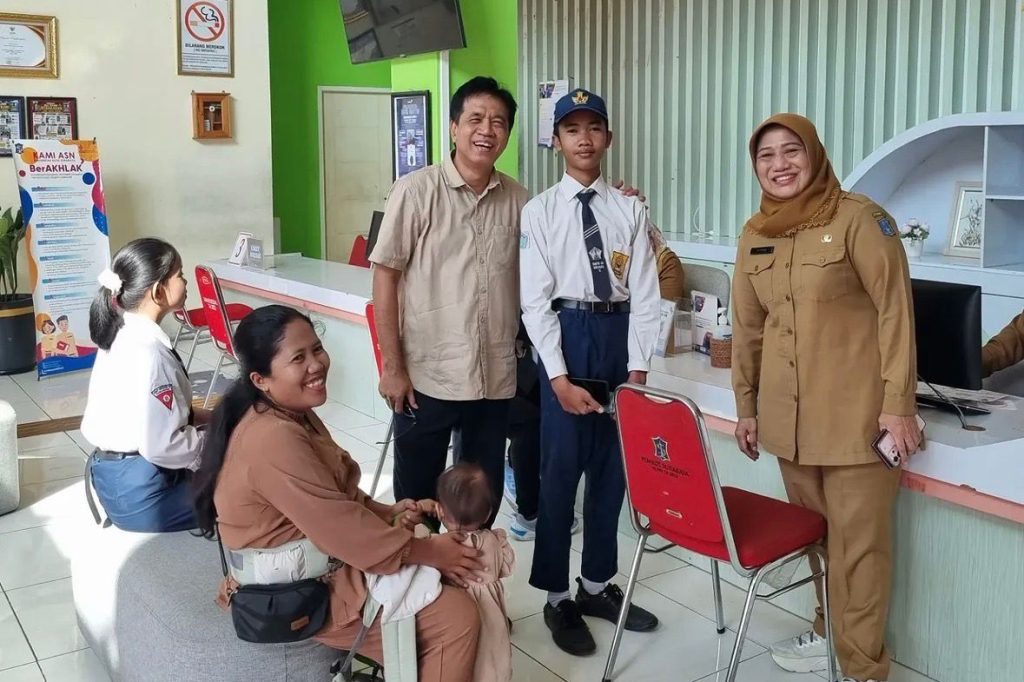 Imam Syafi'i, anggota Komisi D DPRD Surabaya bersama seorang pelajar
