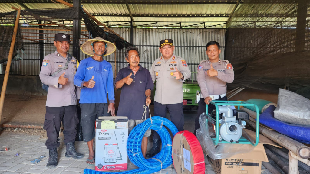 Polres Pelabuhan Tanjung Perak salurkan bantuan alat pertanian