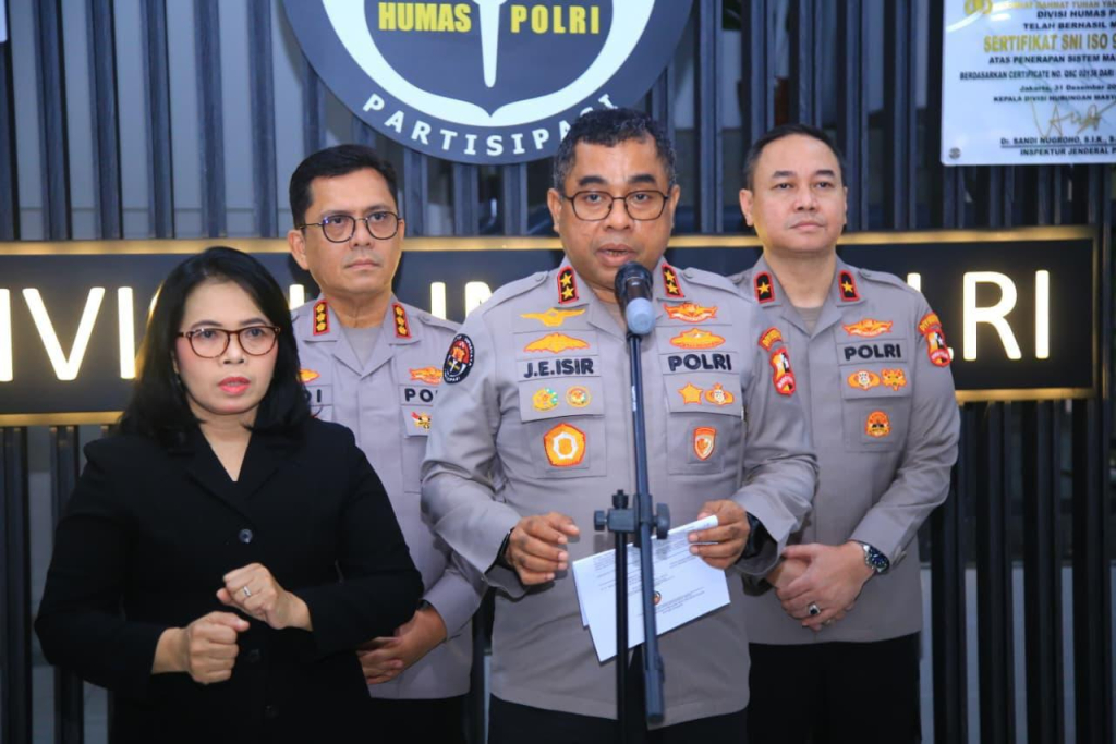 Kadivhumas Polri, Johnny Eddizon Isir memberikan keterangan kepada awak media