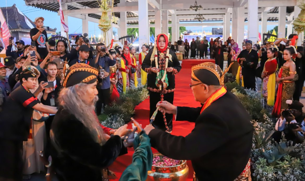 Plt Bupati Ponorogo Lisdyarita menyerahkan sejumlah pusaka kepada bregada