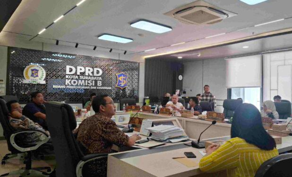 Rapat dengar pendapat yang digelar Komisi B DPRD Surabaya, Kamis (4/6/2026).