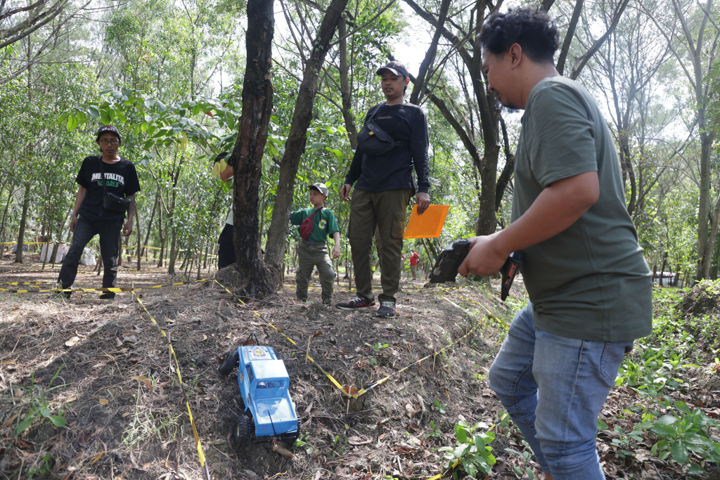 Kejuaraan R/C Adventure Offroad Piala Wali Kota Surabaya, bertempat di Hutan Cemara Pakal