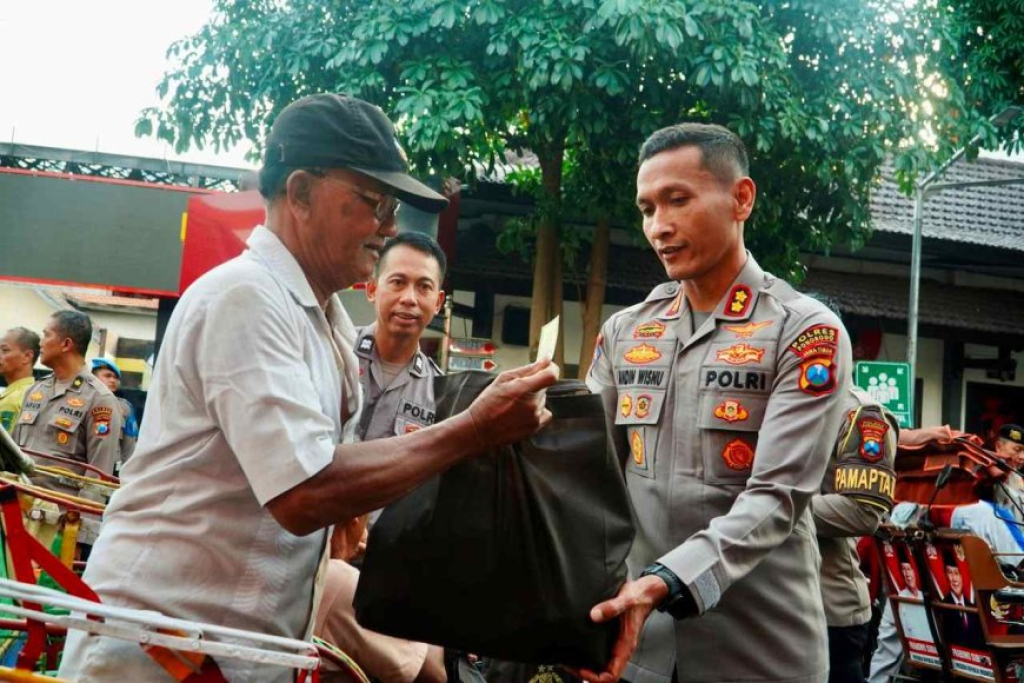 Polres Ponorogo Salurkan Ratusan Paket Bansos Untuk Masyarakat