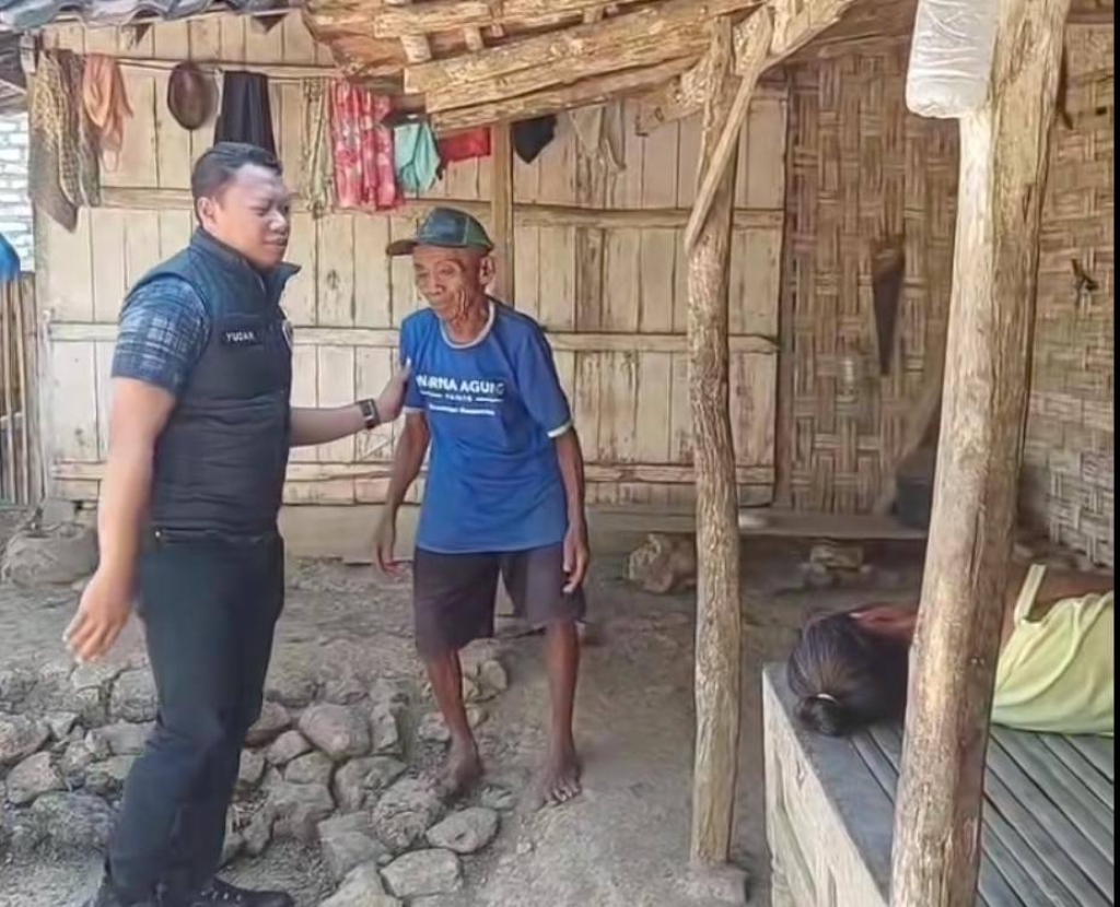 Anggota Satresnarkoba Polres Sampang menyalurkan bantuan kepada warga dhuafa di sejumlah desa di Kecamatan Robatal, Kabupaten Sampang