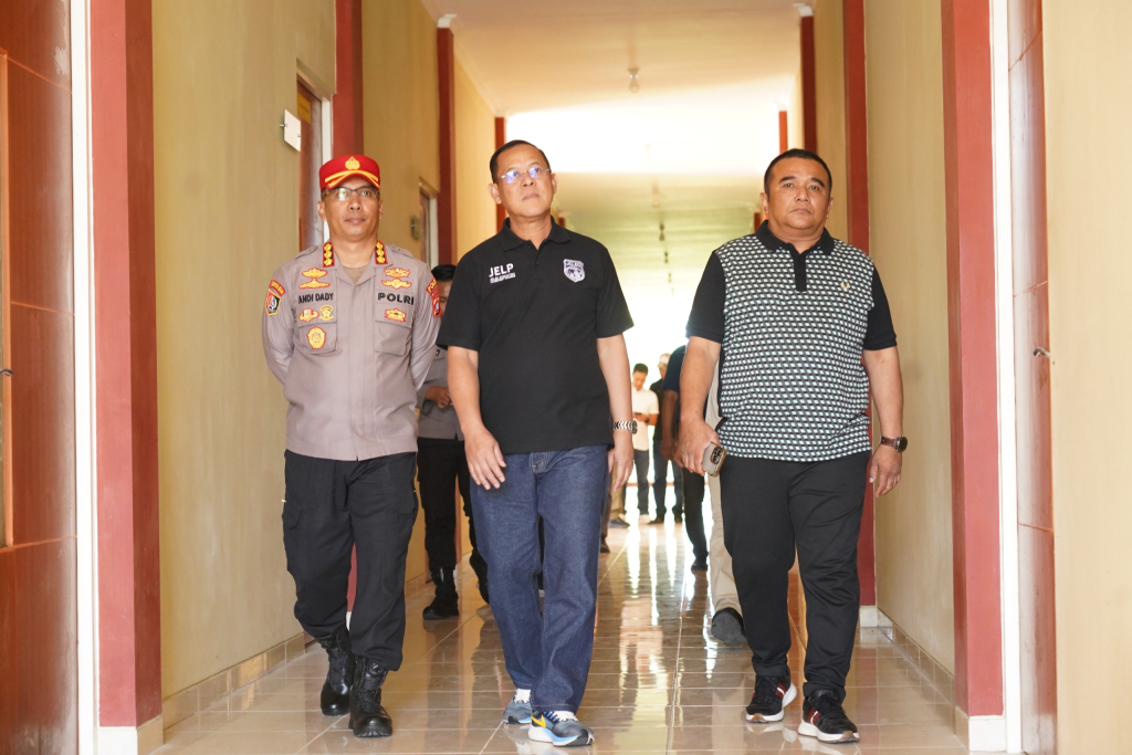 Wakapolda Sulbar Brigjen Pol Hari Santoso bersama Irwasda dan sejumlah PJU melaksanakan peninjaua ke lingkungan SPN Polda Sulbar, Sabtu (18/7/26).