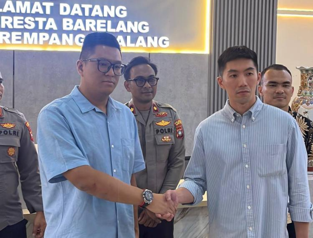 Junico, Ketua Perbasi Kota Batam, bersalaman dengan Dody usai menjalani mediasi di Polresta Barelang, Jumat (17/7/2026) malam