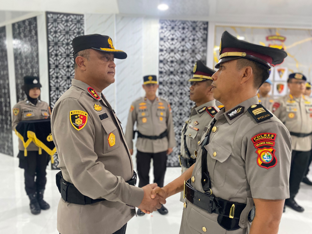 Kapolda Sulbar Irjen Pol Adi Deriyan Jayamarta di acara serah terima jabatan Ka Yanma Polda di Lobi Utama Mapolda Sulbar, Senin (20/7/26).