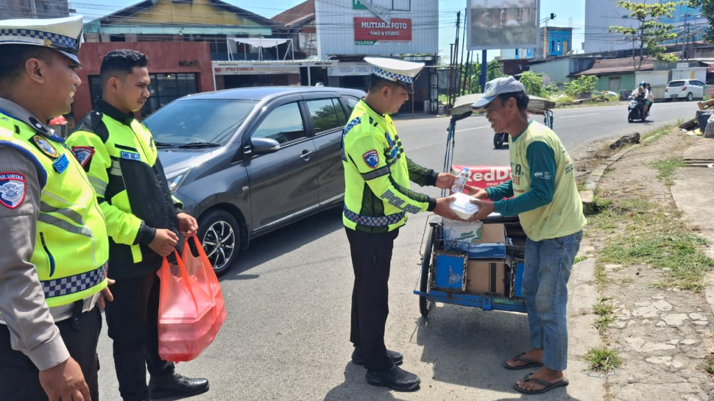 Personel PJR rutin melaksanakan kegiatan Jumat Berkah, Jumat (24/7/26) di wilayah Kota Mamuju.