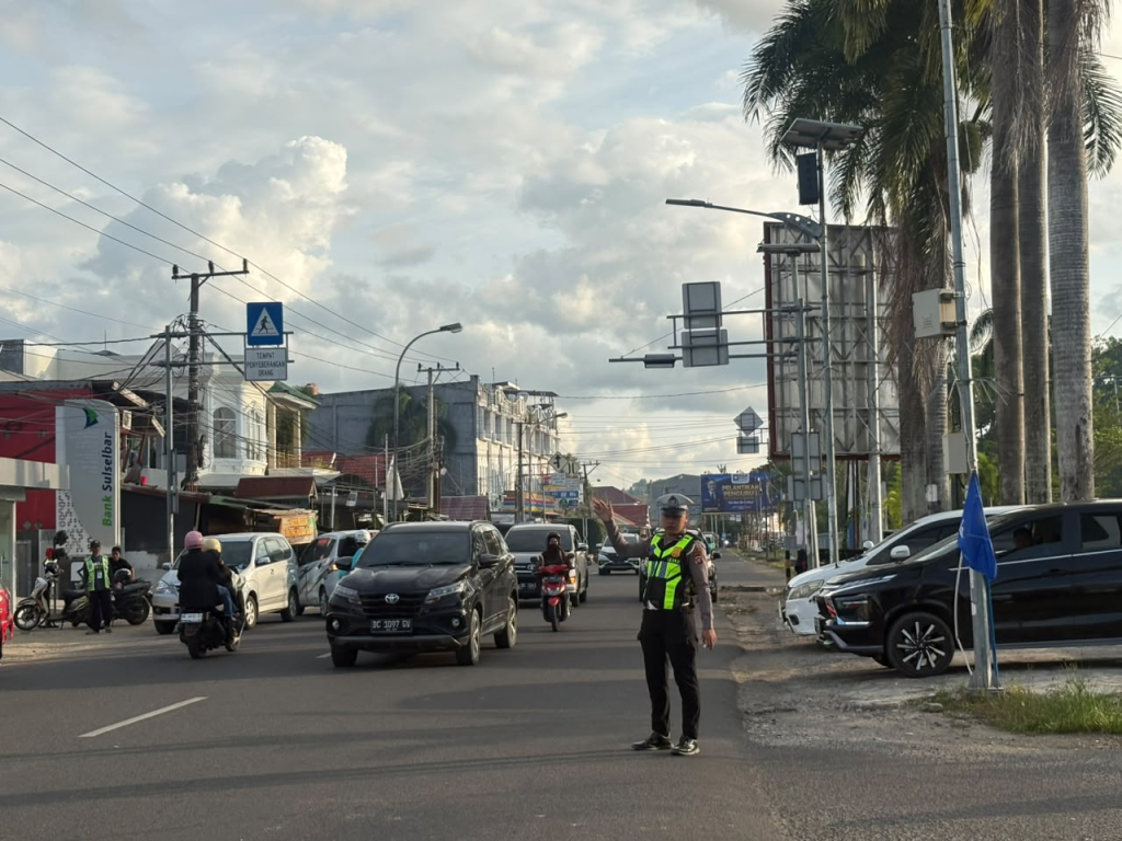 Petugas Polantas Polda Sulbar mengatur arus lalulintas