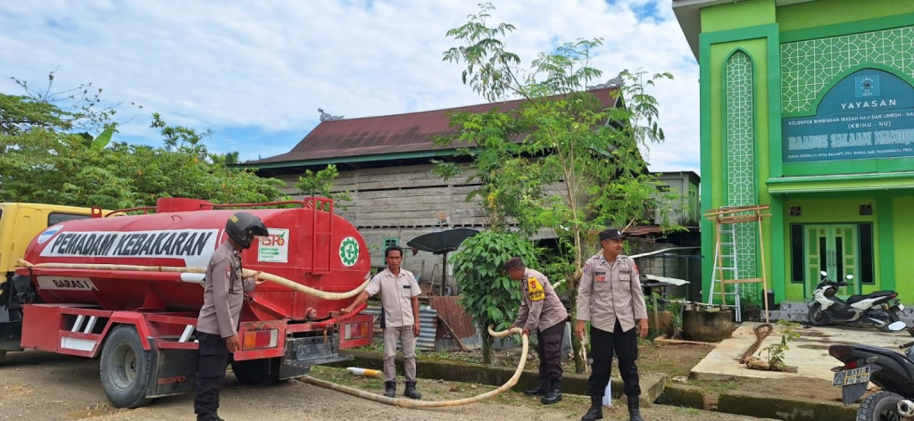Polisi menyalurkan bantuan air bersih di Desa Balanti, Kecamatan Baras, Kabupaten Pasangkayu.