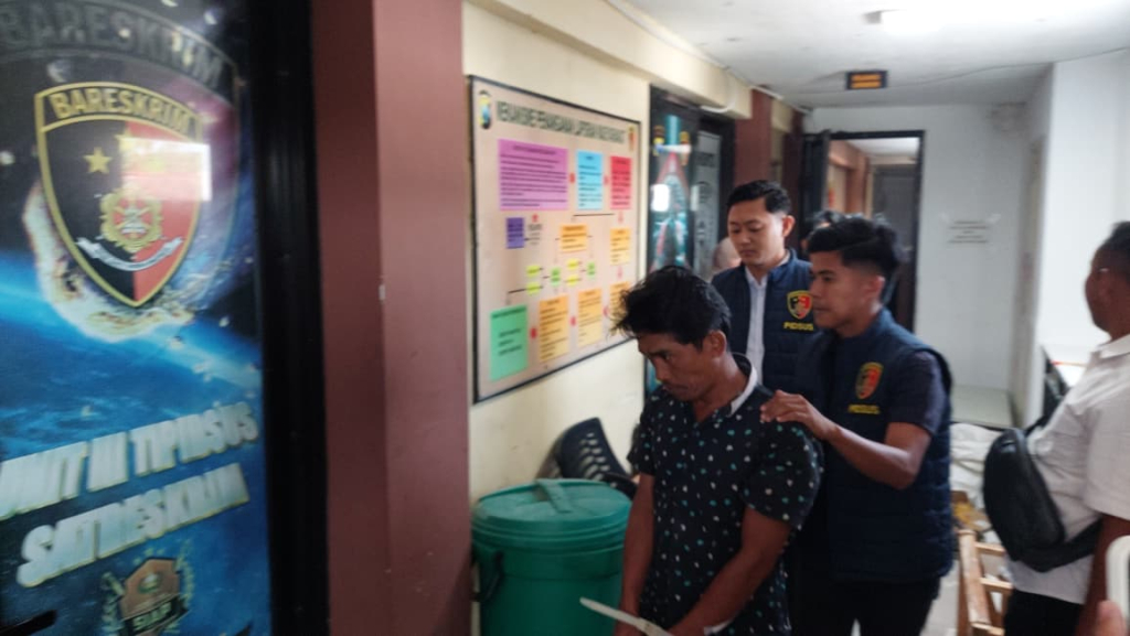 Terduga pelaku pembacokan terhadap pamannya, LR (38), digiring petugas Satreskrim Polres Sampang untuk menjalani pemeriksaan setelah terlibat kasus penganiayaan menggunakan senjata tajam, Rabu (8/7/2026)